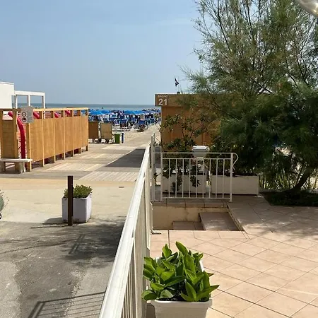 Gabbiano Sul Mare Nuova Gestione Готель Белларія-Іджеа-Марина